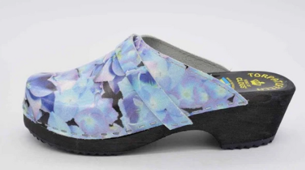Size 3.5Y (35): Torpatoffeln BLUE HYDRANGEA Clogs- NEW