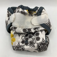 Size OS: Rump-a-rooz White Grey & Yellow Bee Hive Snap Diaper Cover