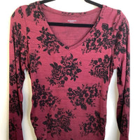 Size XS: Red Black Roses Long Sleeve T-Shirt