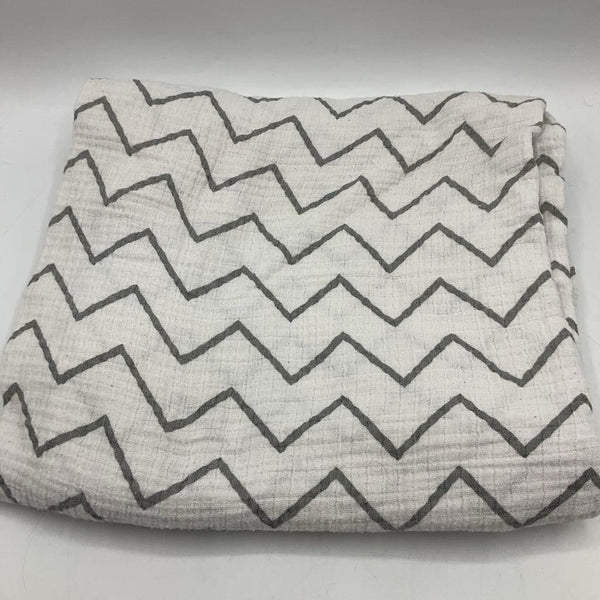 Newborn Baby White/Grey Chevron Striped Blanket