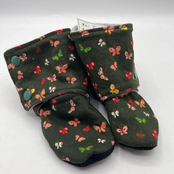 Size 18-24m: Beaneroobaby Green/Colorful Butter Fly Print Soft Leather Sole Booties-NEW