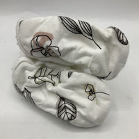 Size 3m: Goumi White/Black Leaves Soft Soled Booties