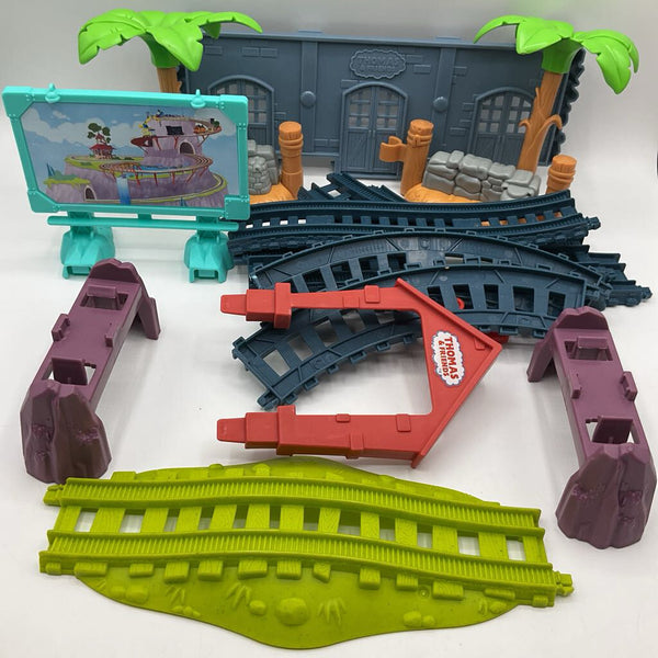 Assorted Thomas & Friends Palm Trees/Tracks Train Set