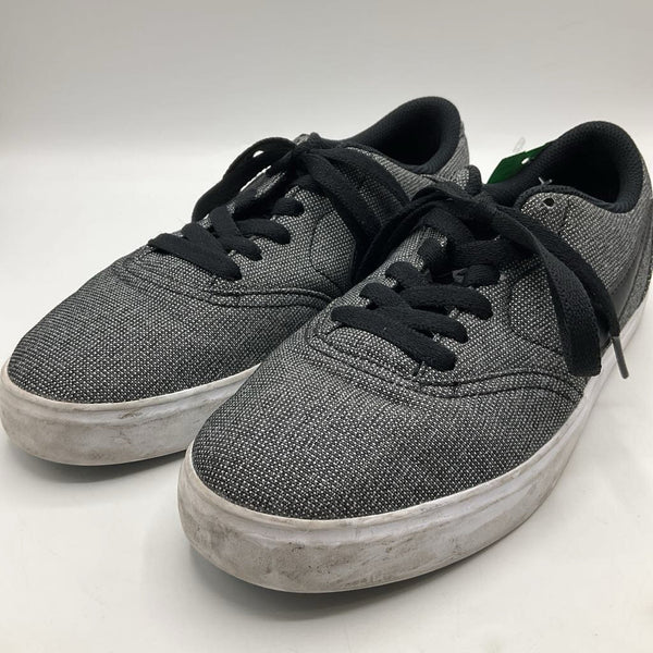 Size 5.5Y: Nike Black & White Lace Up Sneakers