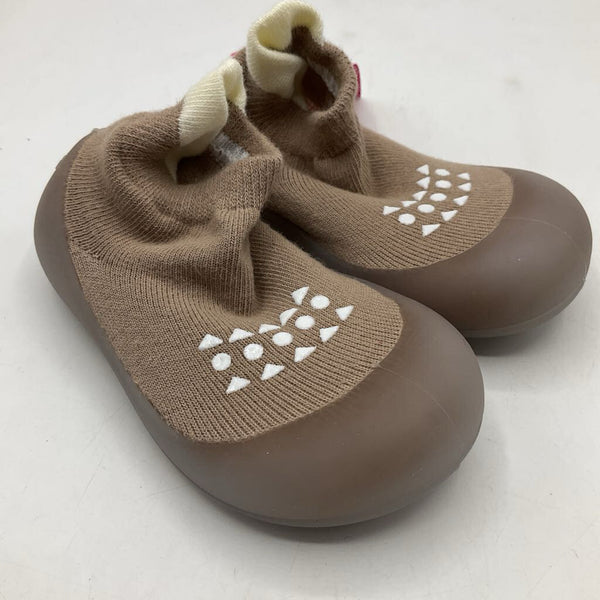 Size 4: Beige/White Slip On Shoes