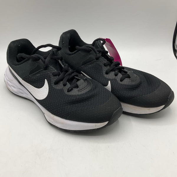 Size 3.5Y: Nike Black White Shoes