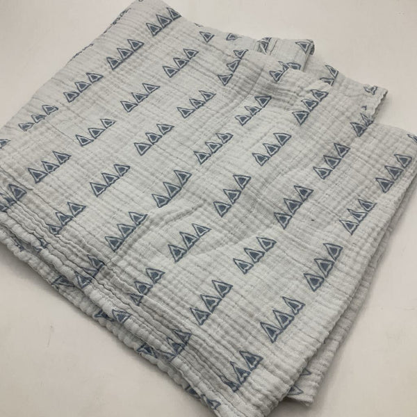 Crate & Kids White/Blue Triangles Swaddle Blanket