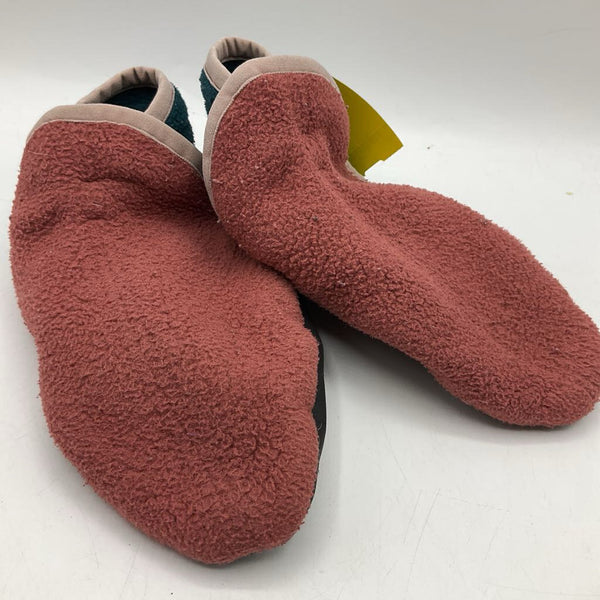 Size 2: Patagonia Red/Blue Fleece Slippers