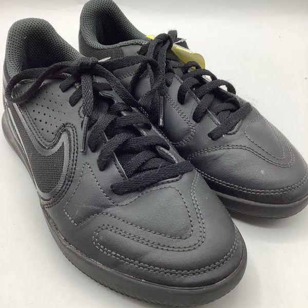 Size 2Y: Nike Black Lace-Up Sneakers