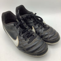 Size 2.5Y: Nike Black/White Lace-Up Soccer Cleats