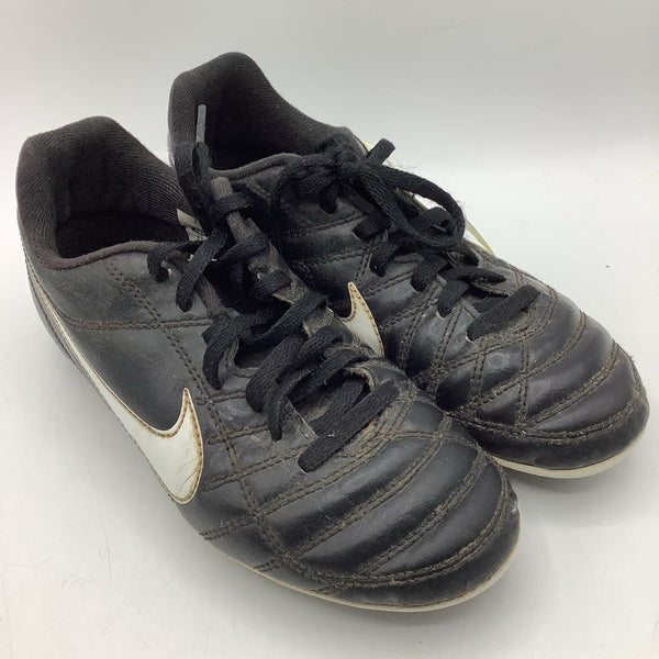 Size 2.5Y: Nike Black/White Lace-Up Soccer Cleats