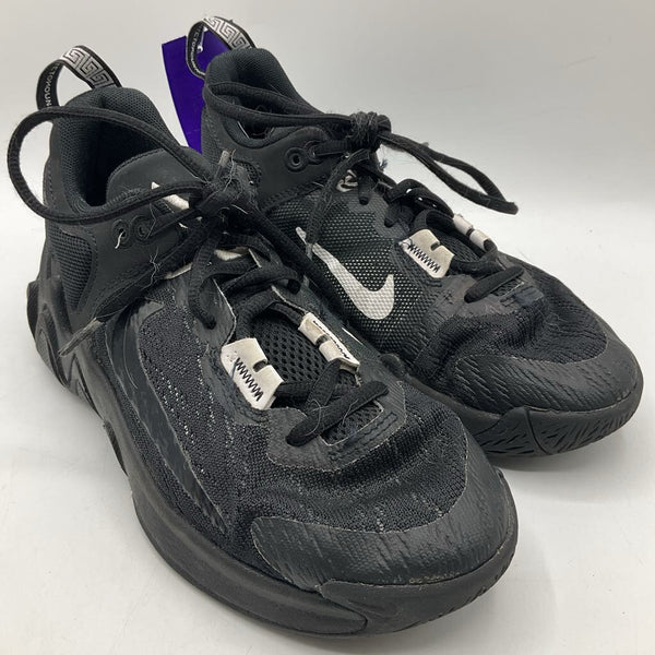 Size 3.5Y: Nike Back/White Lace-Up Sneakers