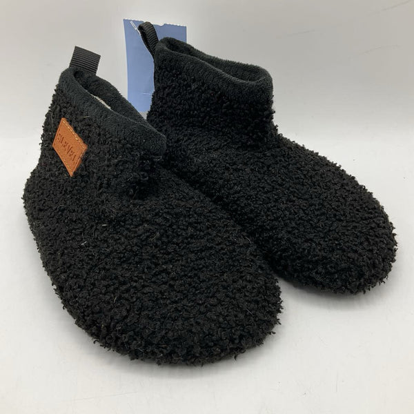Size 8-9: Slevel Black Fuzzy Rubber Sole Slippers