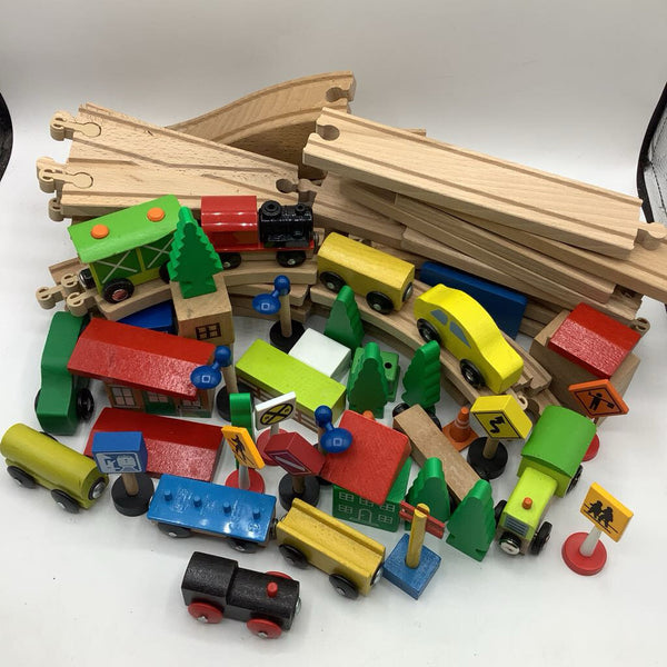 2 Gallon Bag Wooden Assorted Train Set